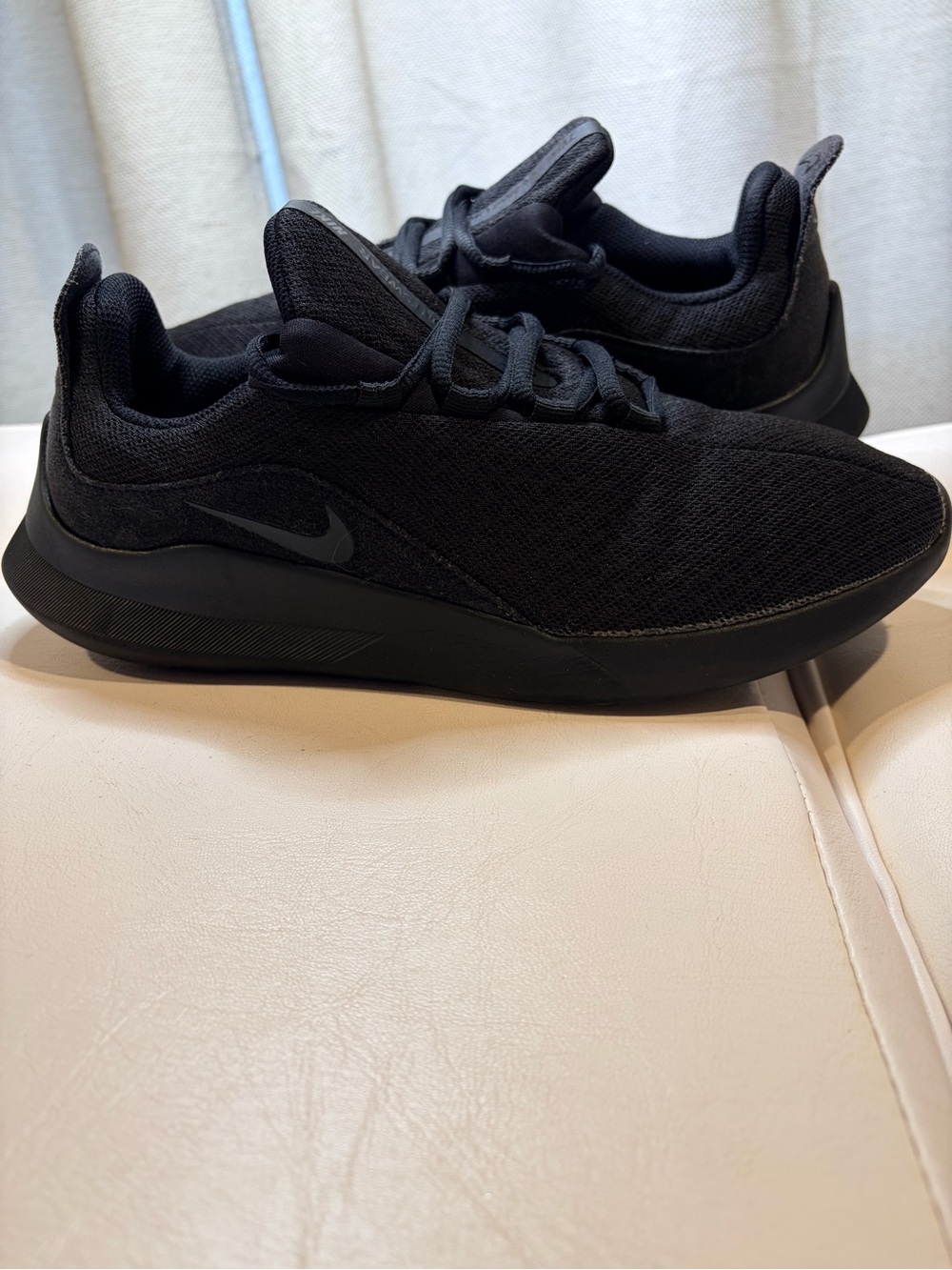 Nike women’s black Lightweight Athletic Sneakers